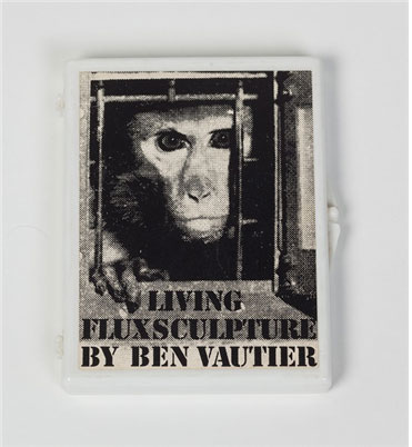 벤 보티에, <살아있는 플럭스 조각>, 1966, 라벨이 인쇄된 플라스틱 상자, 12x9.3x1.6cm 이미지