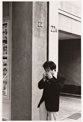 만프레드 레베, <장 피에르 빌헬름에 대한 경의>, 1978, 사진, 흑백, 20x25.4cm ⓒManfred Leve 이미지