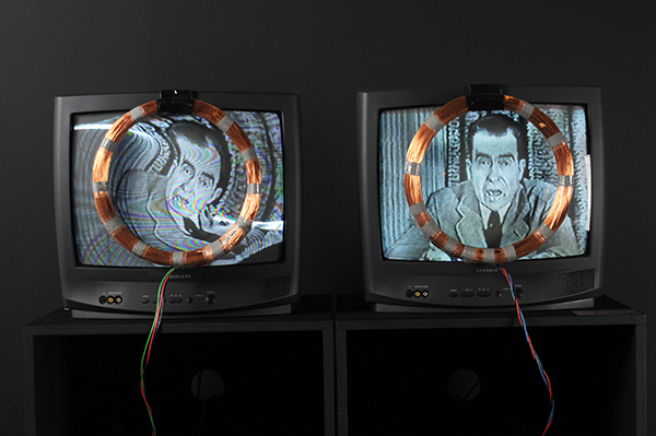 백남준, *1932 – 2006, <닉슨 TV>, 1965(2002), 장치된 TV, 코일, 앰프, 스위치, 가변크기 이미지입니다