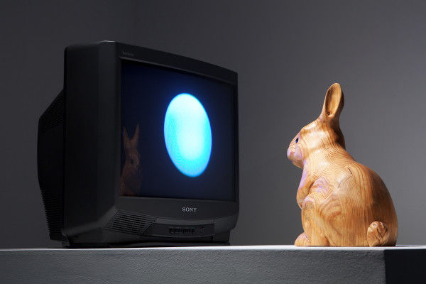 3-1. 백남준, <달에 사는 토끼>, 1996, TV 모니터, 토기 조각상, 가변크기 이미지입니다