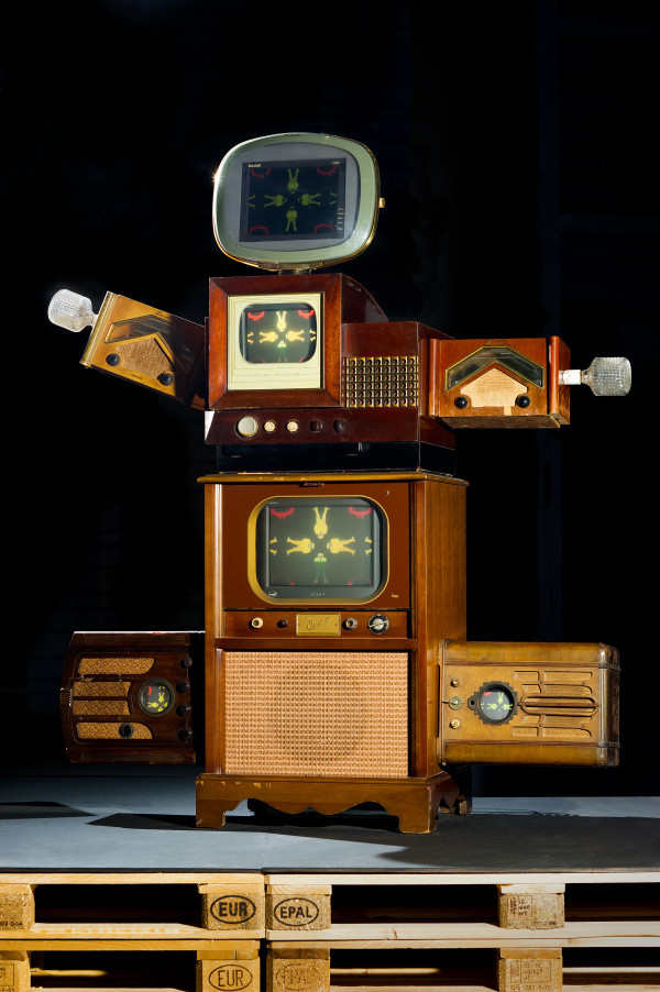 5-4. 백남준, <찰리 채플린>, 2001, 구형 텔레비전, 구형 라디오, 전구, 185×152×56cm 이미지입니다