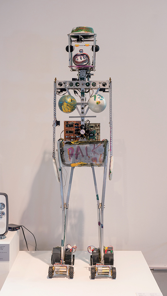 백남준, 로봇 K-456, 1964/1996, 전자장치, 금속, 천, 고무, 원격조정장치 이미지입니다.