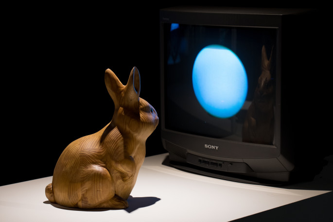 09 백남준, 달에 사는 토끼, 1996